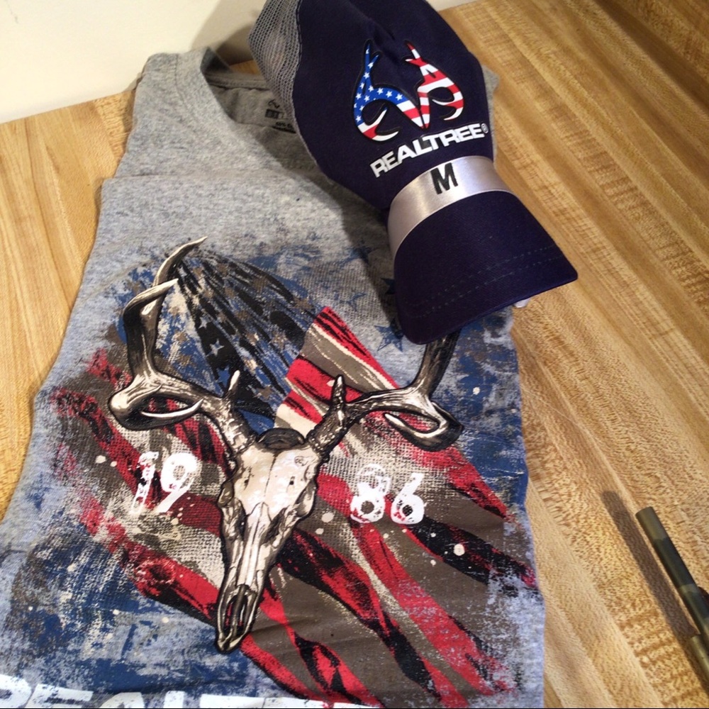 Realtree Patriotic T-Shirt Medium & Truckers Blue Hat Gift Set Gray shirt NWT